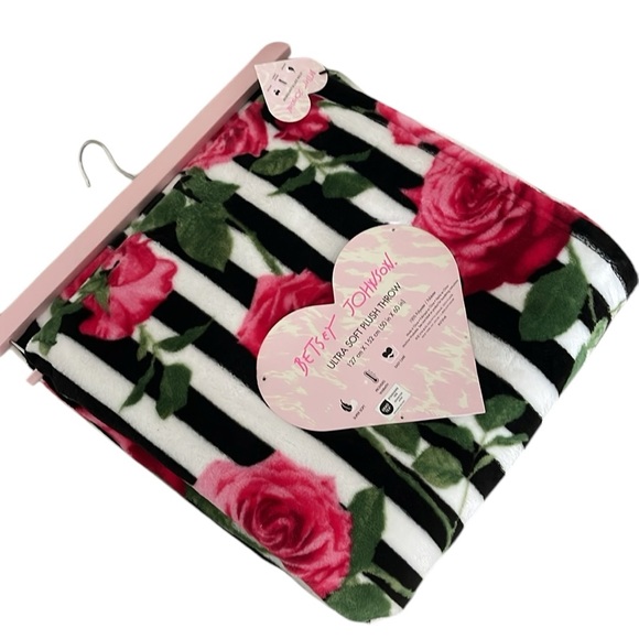 🔥🔥🆕💋BETSEY JOHNSON💋 ULTRA SOFT PLUSH THROW BLANKET - Picture 5 of 5
